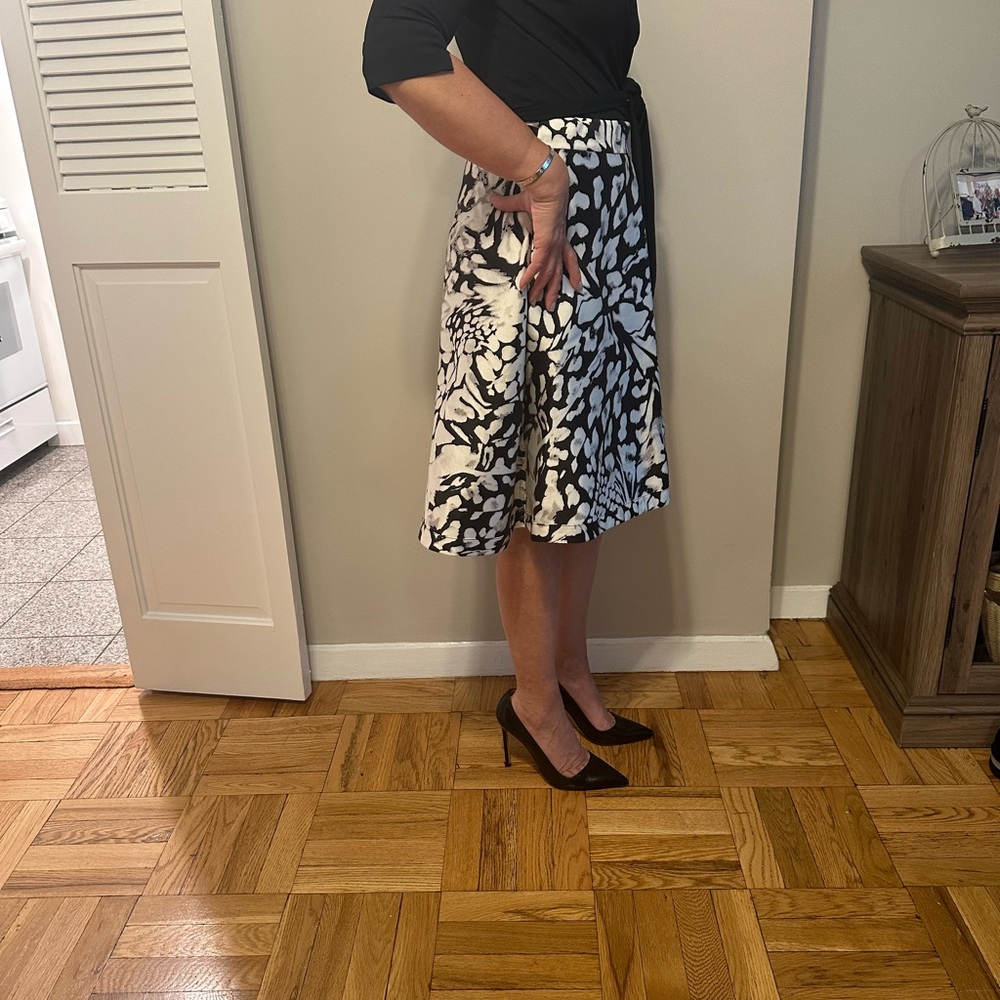Elegant Black and White Diane von Furstenberg Classic Wrap Dress - Picture 3 of 6